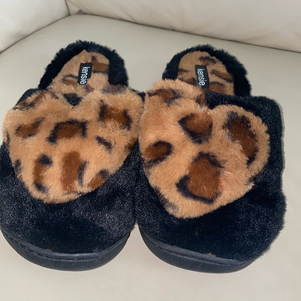 Fluffy smooth leopard spots slipper size 9(L)